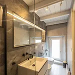 A Nest Among The Roof Of Center Apartment